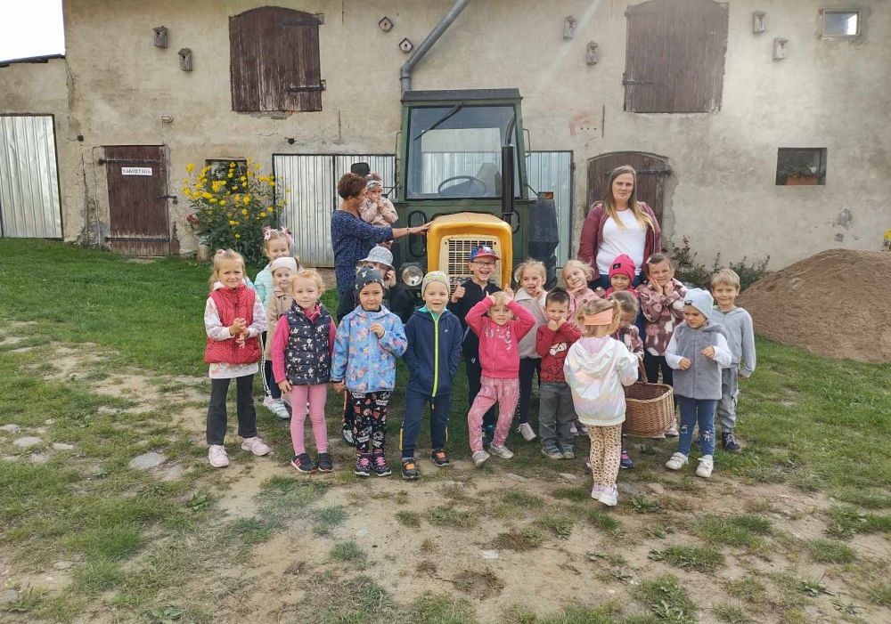 Grafika #0: Przedszkolaki z wizytą w gospodarstwie rolnym