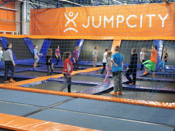 Grafika #0: Wycieczka do Parku Trampolin