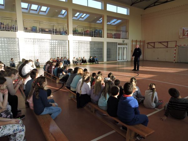 Grafika #0: Spotkanie z policjantem - prelekcja na temat bezpieczeństwa podczas przerwy świątecznej