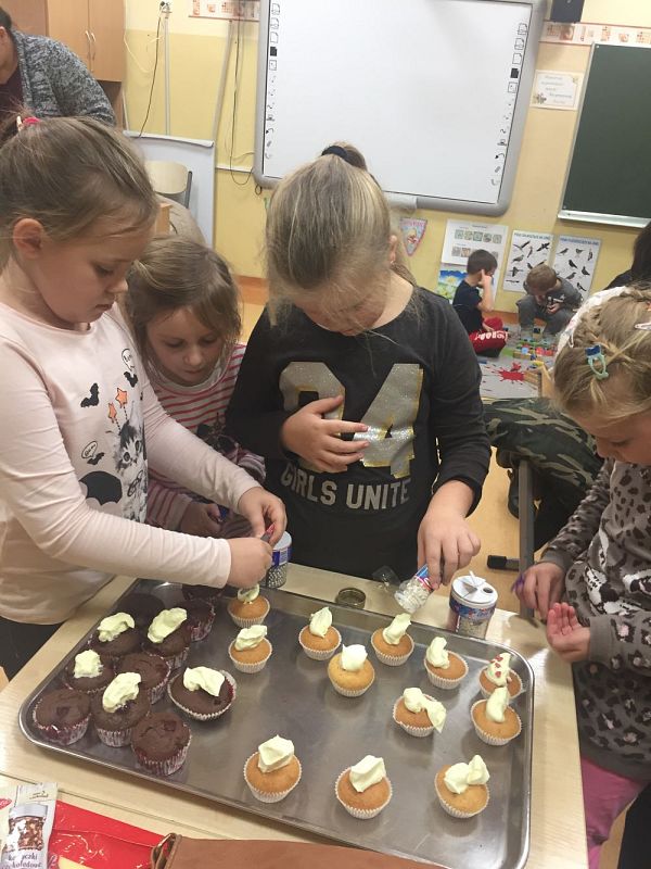 Grafika #0: Mikołajkowe przygotowania w klasie pierwszej