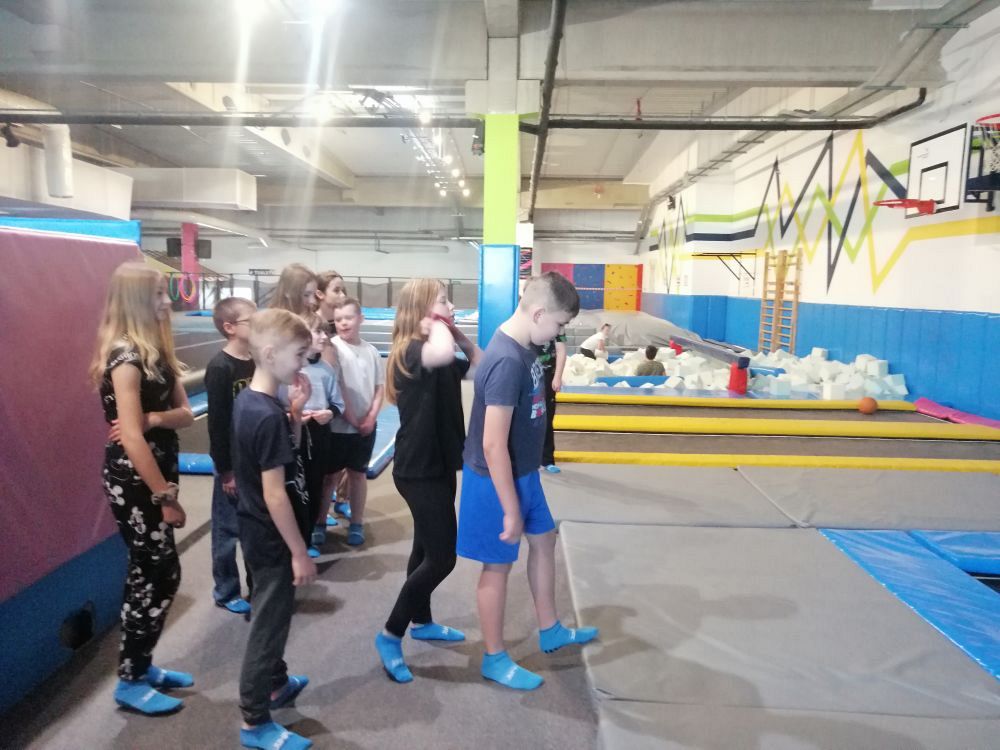 Grafika #0: Wyjazd do parku trampolin Jump2Sky klasy 4 i 5