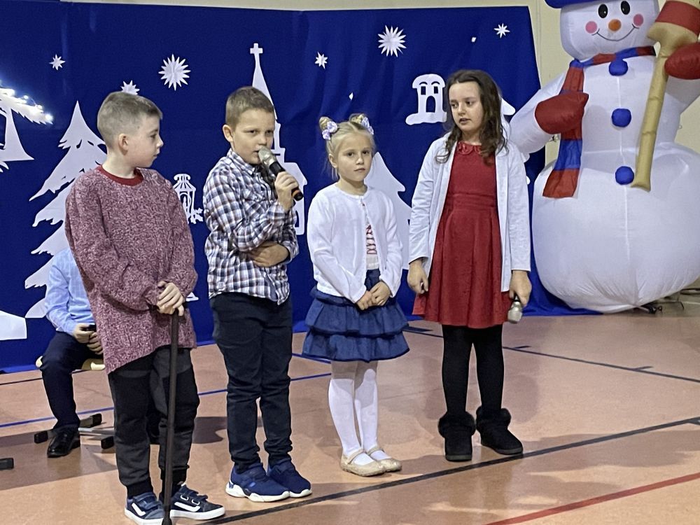 Grafika #0: W oczekiwaniu na święta - Mikołajkowe spotkanie przy choince