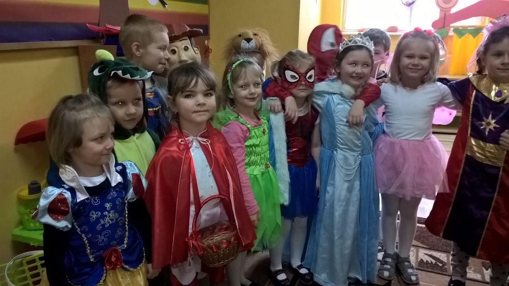 Grafika #0: Przedszkolaki podczas balu karnawałowego