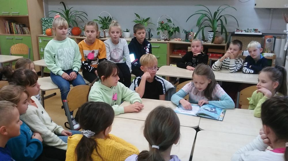 Grafika #0: " Jesienne poranki z książką"