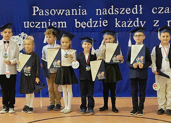 Grafika 1: Pasowanie na ucznia