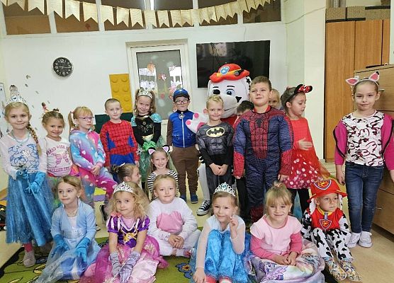 Grafika 1: Dzień Postaci z Bajek