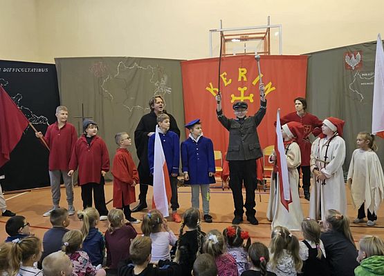 Grafika 2: "Niepodległość i Bitwa Warszawska" - żywa lekcja historii.