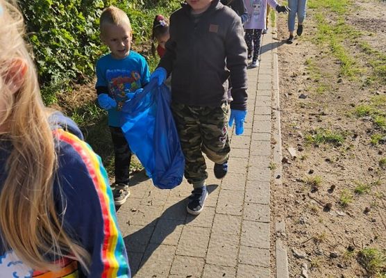 Grafika 7: Sprzątanie świata