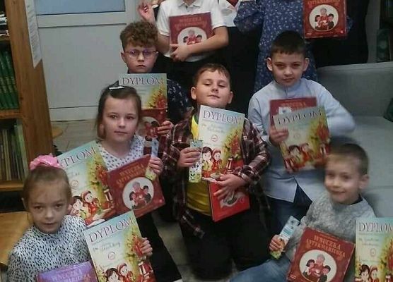 Grafika 1: "W KRÓLESTWIE KSIĄŻEK" - Pasowanie na czytelnika uczniów klasy pierwszej  w bibliotece szkolnej. NPRc 2.0
