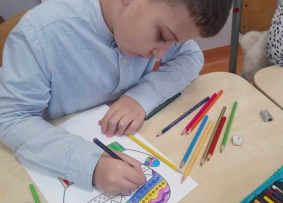 Grafika 11: "W KRÓLESTWIE KSIĄŻEK" - Pasowanie na czytelnika uczniów klasy pierwszej  w bibliotece szkolnej. NPRc 2.0