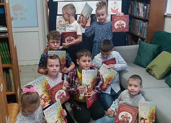 Grafika 4: "W KRÓLESTWIE KSIĄŻEK" - Pasowanie na czytelnika uczniów klasy pierwszej  w bibliotece szkolnej. NPRc 2.0