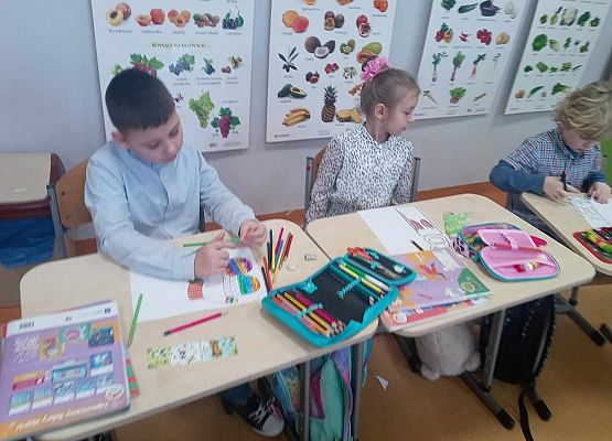 Grafika 14: "W KRÓLESTWIE KSIĄŻEK" - Pasowanie na czytelnika uczniów klasy pierwszej  w bibliotece szkolnej. NPRc 2.0