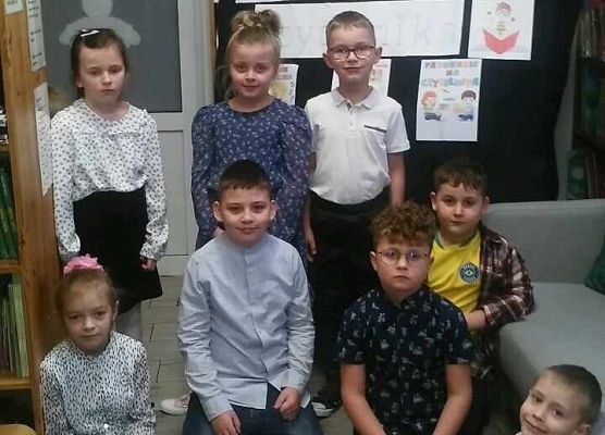 Grafika 6: "W KRÓLESTWIE KSIĄŻEK" - Pasowanie na czytelnika uczniów klasy pierwszej  w bibliotece szkolnej. NPRc 2.0