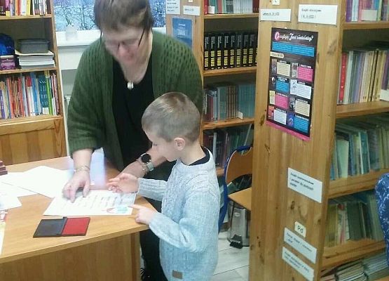 Grafika 7: "W KRÓLESTWIE KSIĄŻEK" - Pasowanie na czytelnika uczniów klasy pierwszej  w bibliotece szkolnej. NPRc 2.0