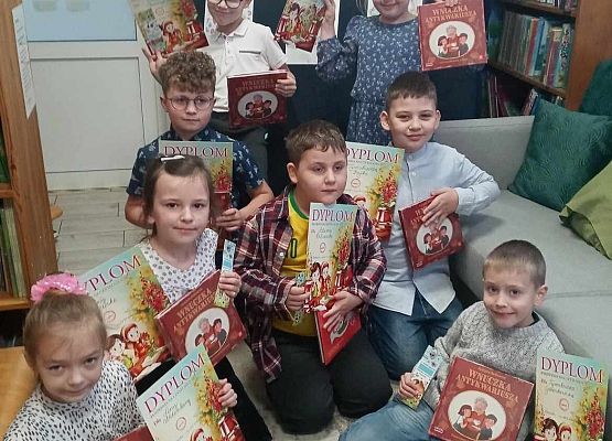 Grafika 9: "W KRÓLESTWIE KSIĄŻEK" - Pasowanie na czytelnika uczniów klasy pierwszej  w bibliotece szkolnej. NPRc 2.0