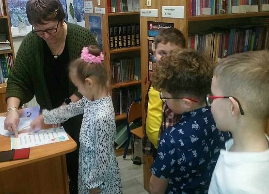 Grafika 8: "W KRÓLESTWIE KSIĄŻEK" - Pasowanie na czytelnika uczniów klasy pierwszej  w bibliotece szkolnej. NPRc 2.0