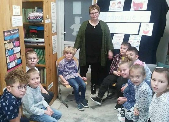 Grafika 16: "W KRÓLESTWIE KSIĄŻEK" - Pasowanie na czytelnika uczniów klasy pierwszej  w bibliotece szkolnej. NPRc 2.0