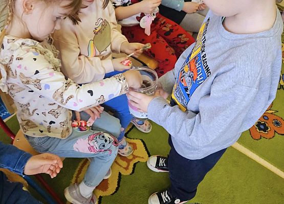 Grafika 2: Dzień Kobiet