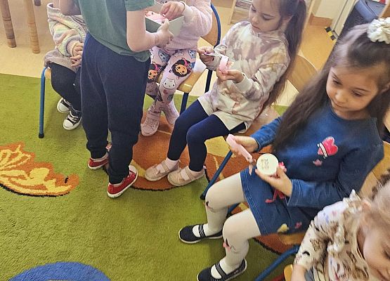 Grafika 8: Dzień Kobiet