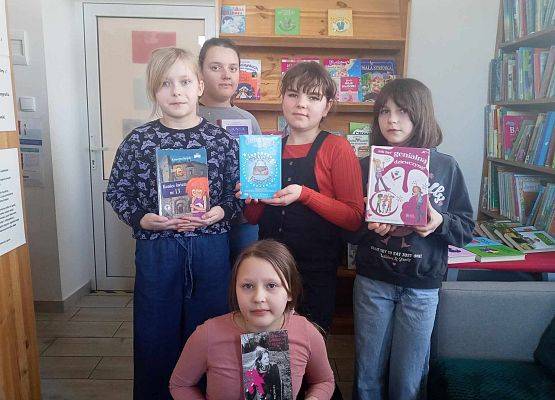 Grafika 2: Dzień Kobiet w bibliotece szkolnej