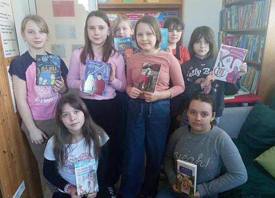 Grafika 3: Dzień Kobiet w bibliotece szkolnej
