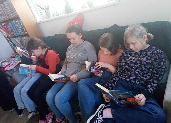 Grafika 5: Dzień Kobiet w bibliotece szkolnej