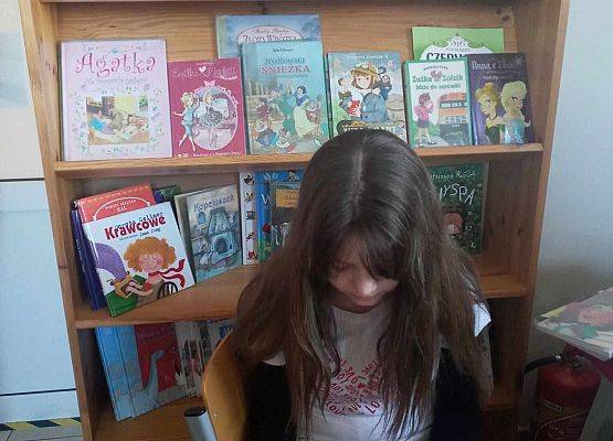 Grafika 7: Dzień Kobiet w bibliotece szkolnej