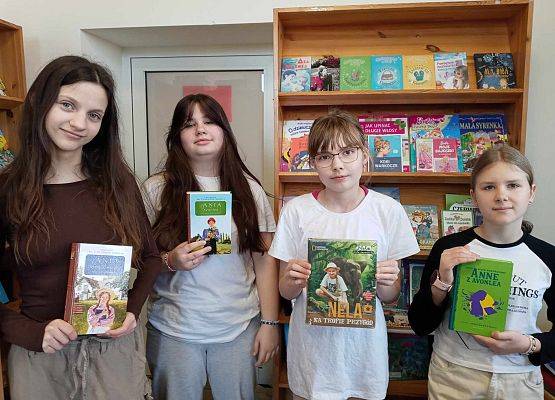 Grafika 8: Dzień Kobiet w bibliotece szkolnej