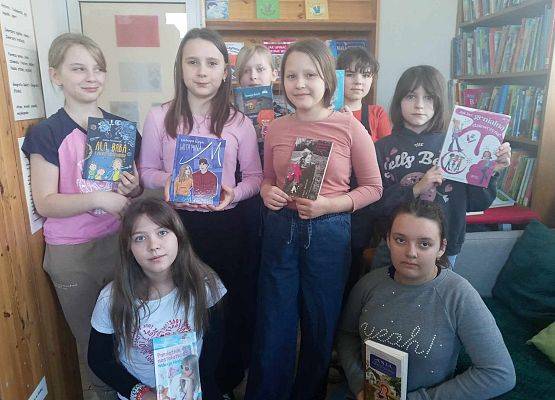 Grafika 11: Dzień Kobiet w bibliotece szkolnej
