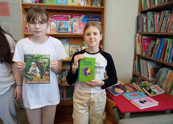 Grafika 15: Dzień Kobiet w bibliotece szkolnej