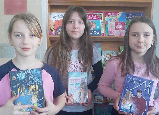 Grafika 13: Dzień Kobiet w bibliotece szkolnej