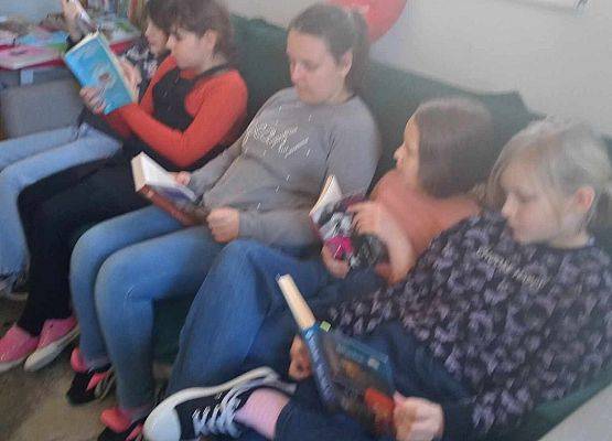 Grafika 14: Dzień Kobiet w bibliotece szkolnej