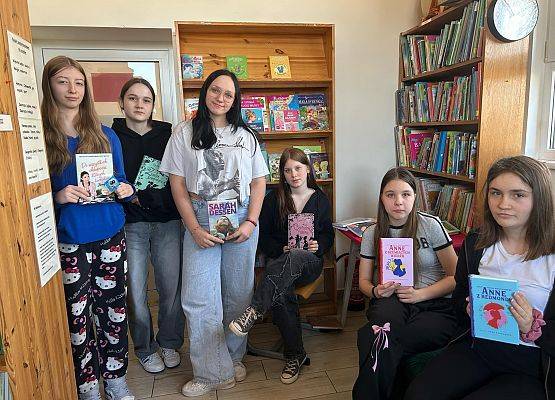 Grafika 16: Dzień Kobiet w bibliotece szkolnej
