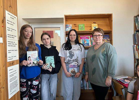 Grafika 18: Dzień Kobiet w bibliotece szkolnej