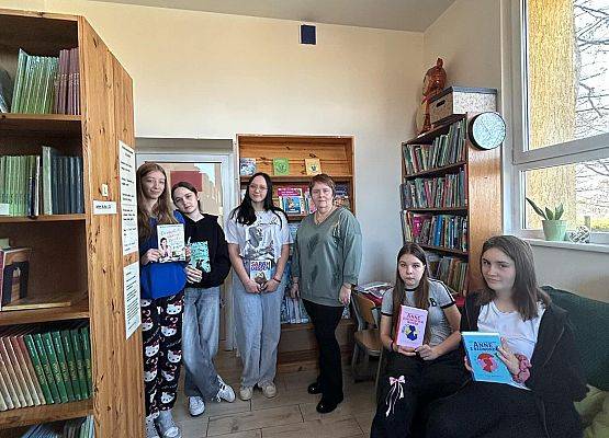 Grafika 19: Dzień Kobiet w bibliotece szkolnej
