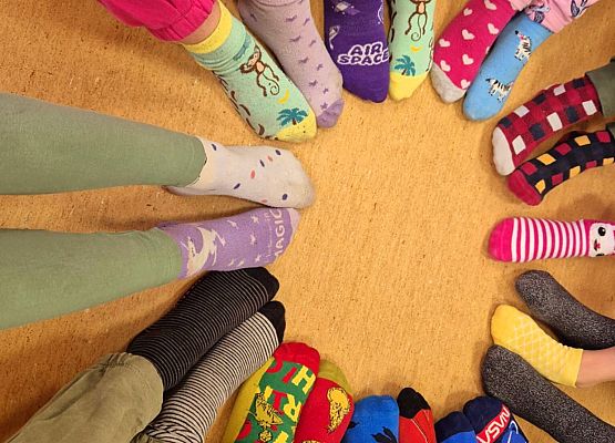 Grafika 1: Dzień Kolorowej Skarpetki