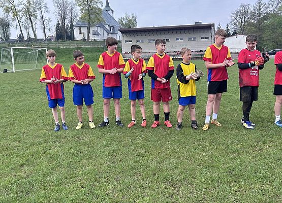 Grafika 2: Gminne zawody w piłkę nożną chłopców- Igrzyska dzieci