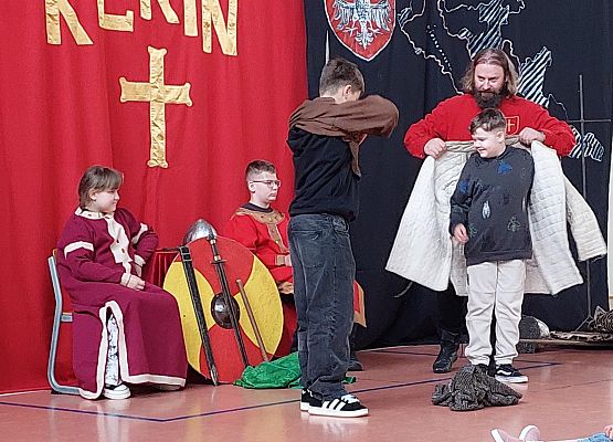 Grafika 16: Żywa lekcja historii