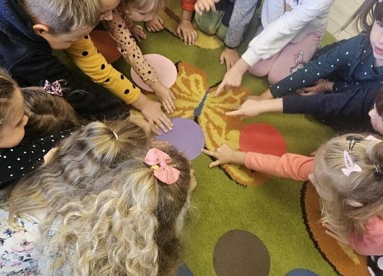 Grafika 1: Dzień Kropki