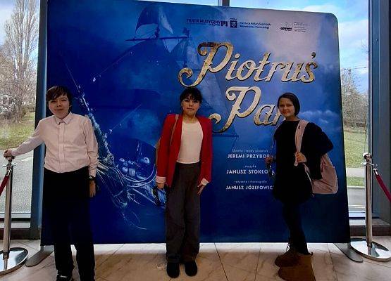 Grafika 3: Niezapomniany spektakl Piotruś Pan – szkolna wizyta w teatrze