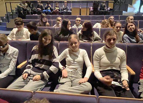 Grafika 7: Niezapomniany spektakl Piotruś Pan – szkolna wizyta w teatrze