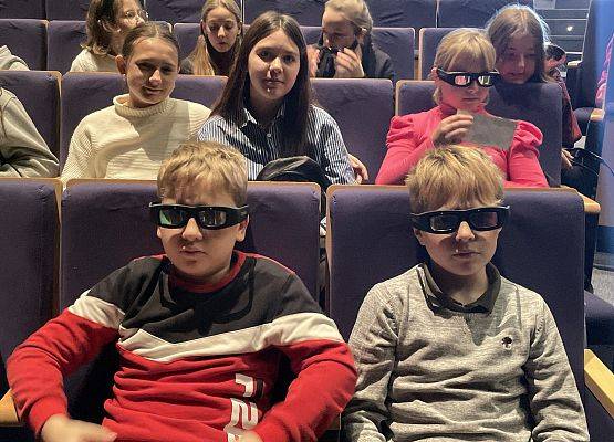 Grafika 8: Niezapomniany spektakl Piotruś Pan – szkolna wizyta w teatrze