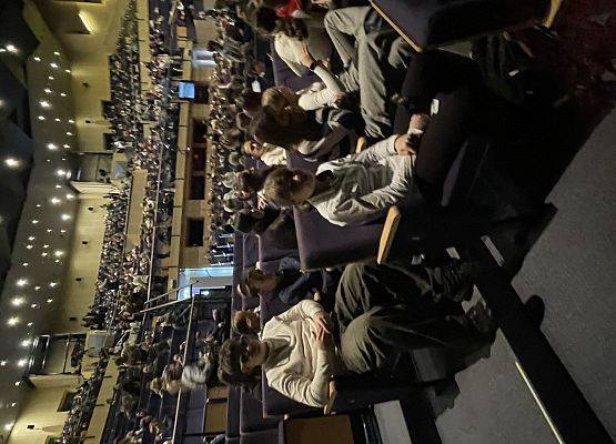 Grafika 9: Niezapomniany spektakl Piotruś Pan – szkolna wizyta w teatrze