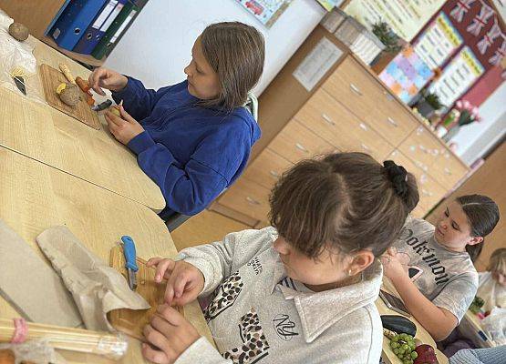 Grafika 8: Stwory z warzyw i owoców