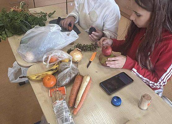 Grafika 17: Stwory z warzyw i owoców