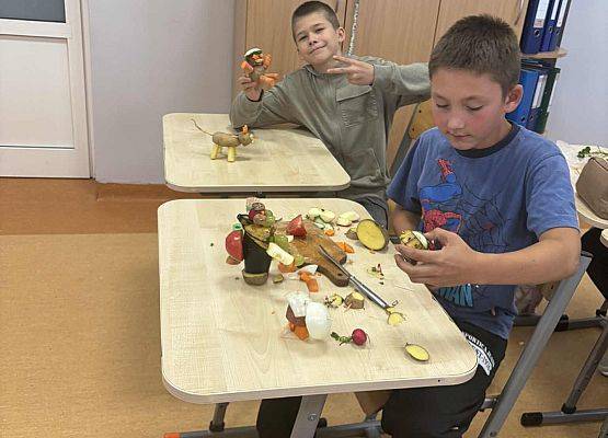 Grafika 25: Stwory z warzyw i owoców