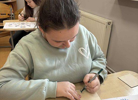 Grafika 8: Malowanie na drewnie