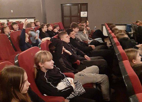 Grafika 2: Wyjazd do kina