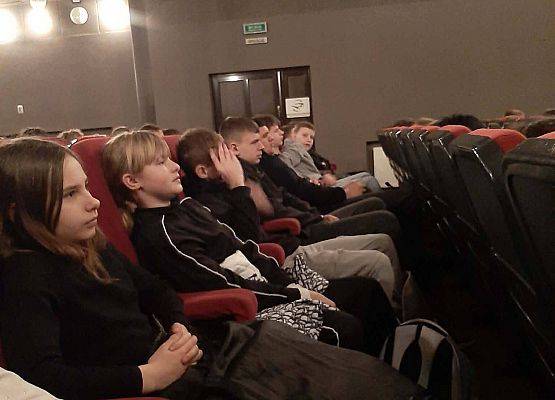 Grafika 4: Wyjazd do kina