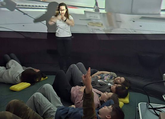 Grafika 1: Interaktywne zajęcia z mobilnym planetarium